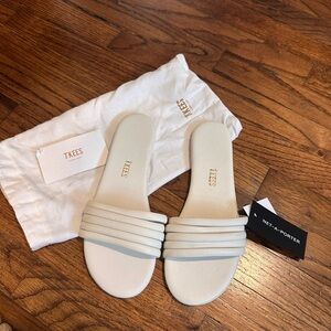 Brand NWT TKEES ivory slides